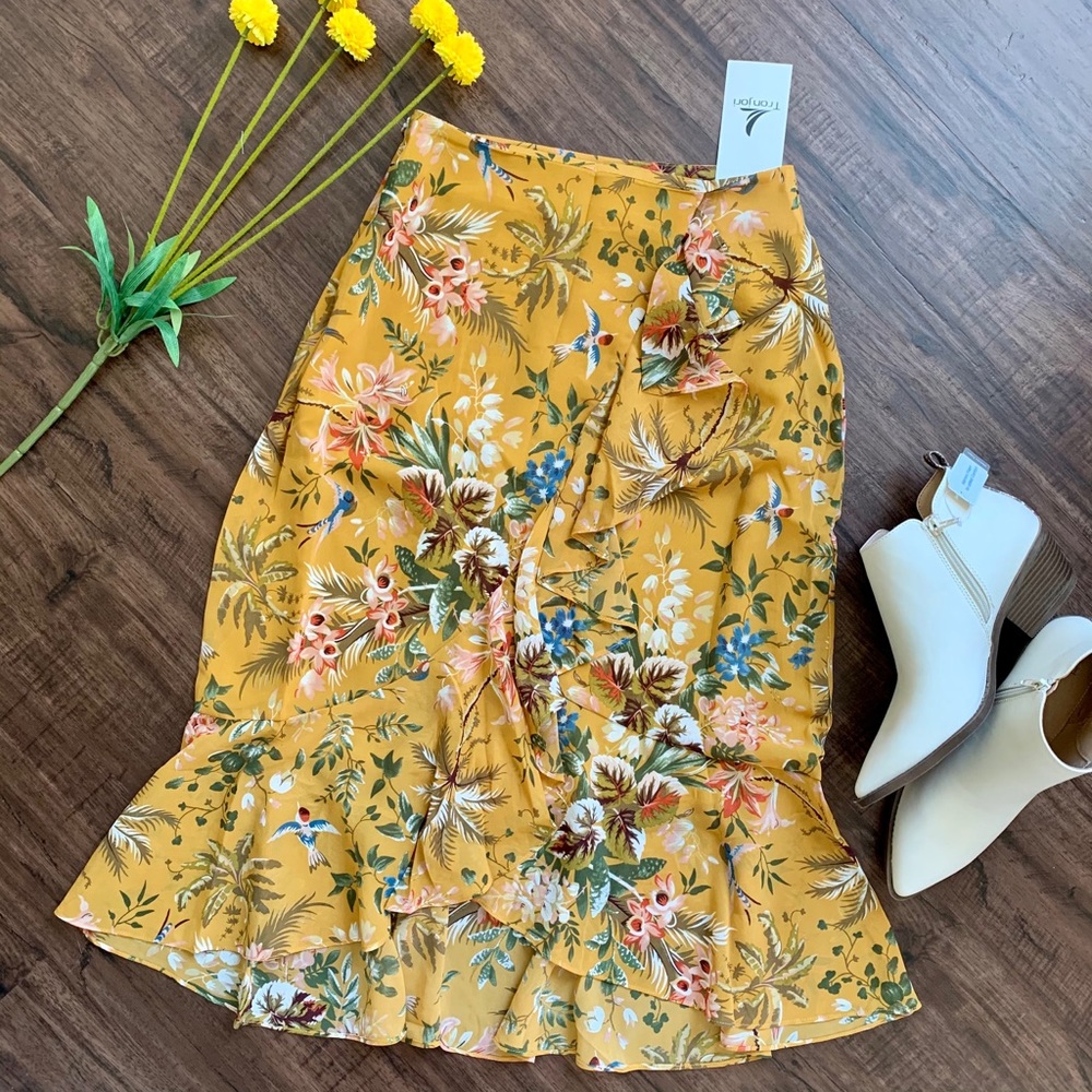 NWT SEXY FRONT HEM RUFFLE❤️OPEN FRONT - Picture 1 of 12